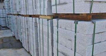 辽宁芝麻白路牙石，路侧石