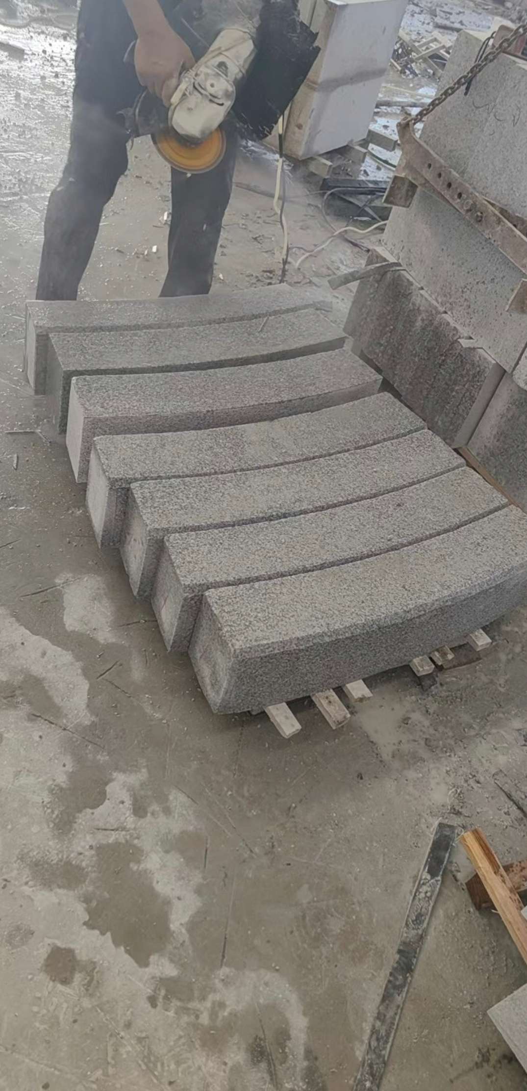 辽宁芝麻白弧形路牙石