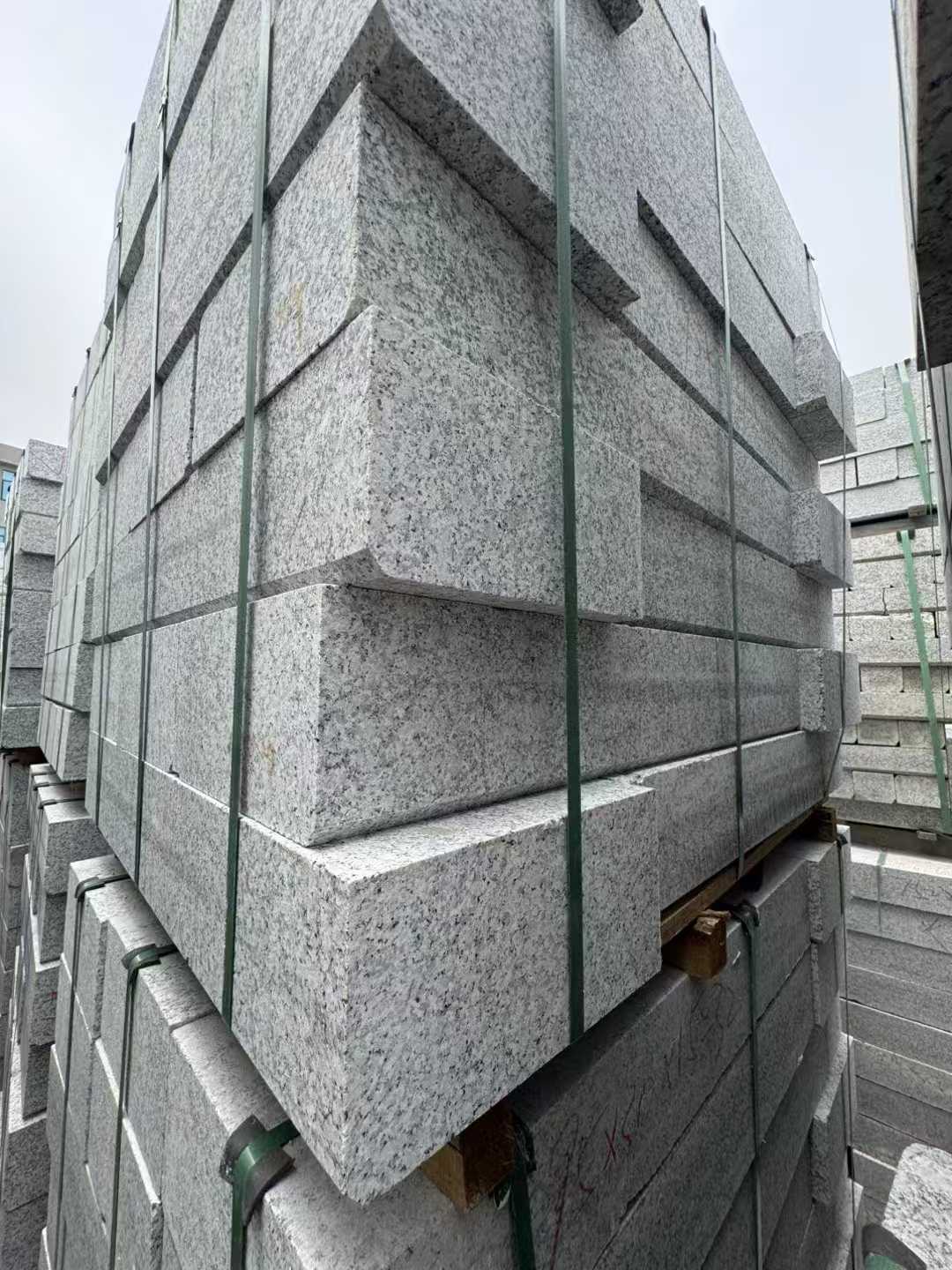 辽宁芝麻白路牙石 马路牙子