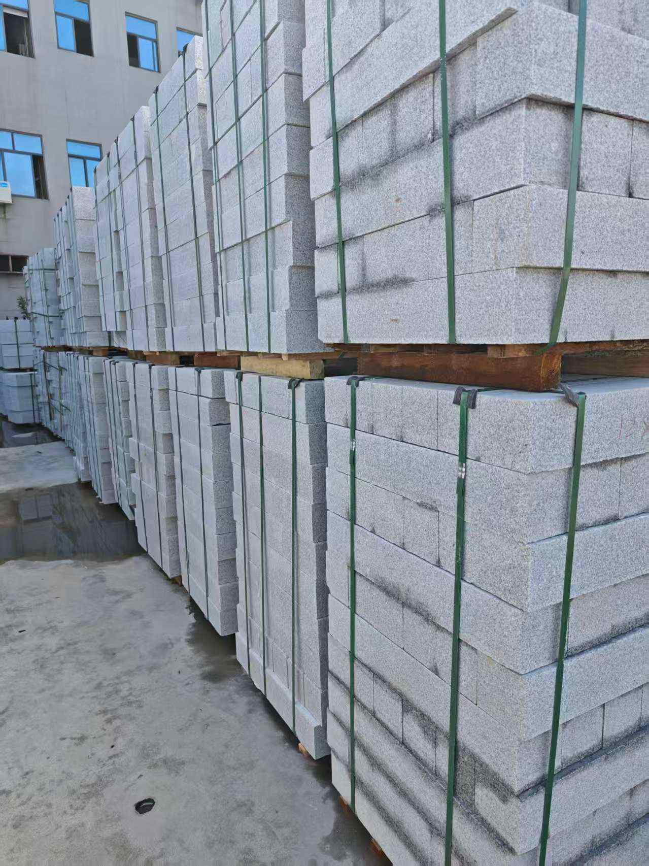 辽宁芝麻白路牙石，路侧石