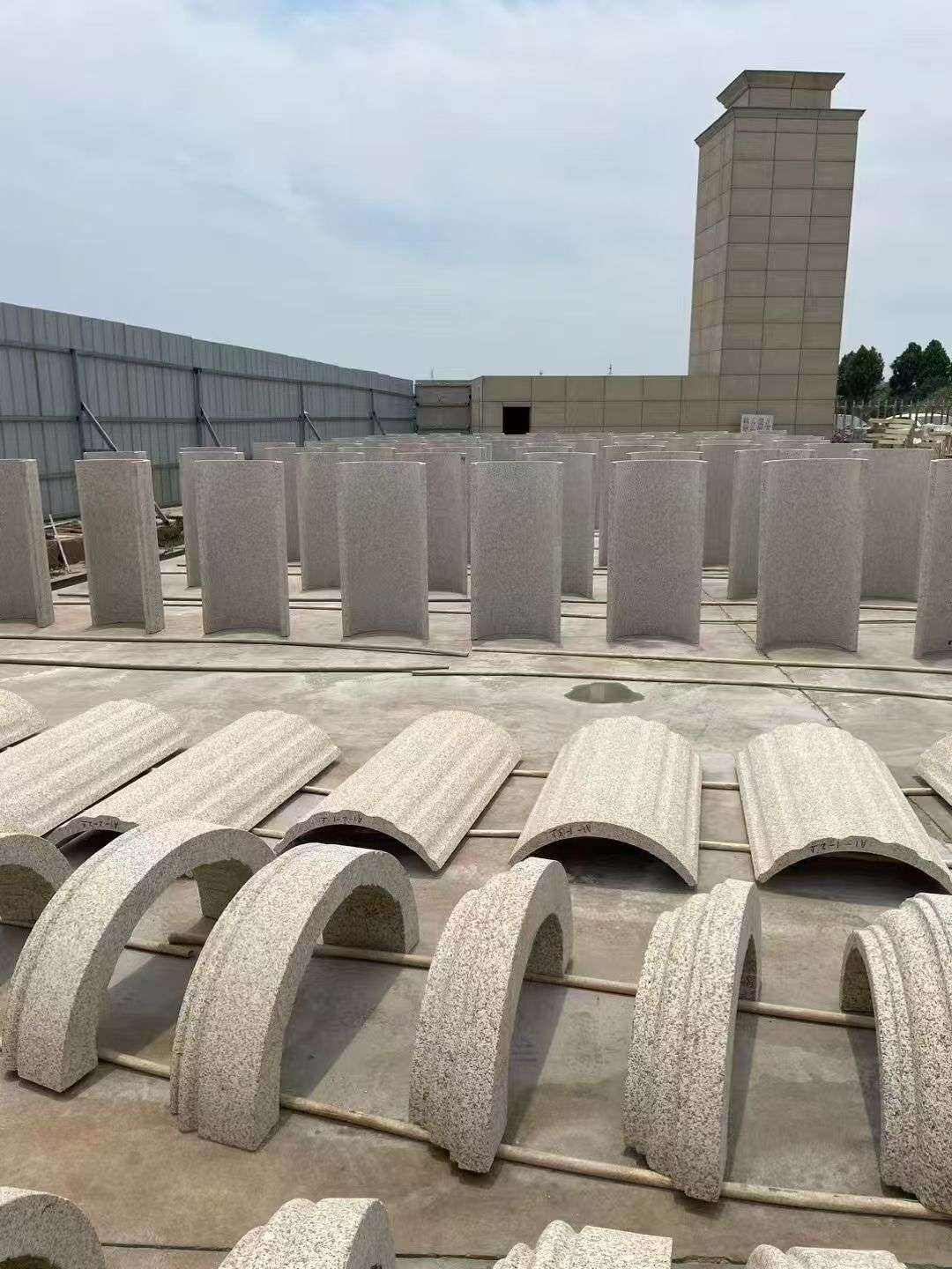 辽宁黄金麻别墅柱皮 异形 线条定制